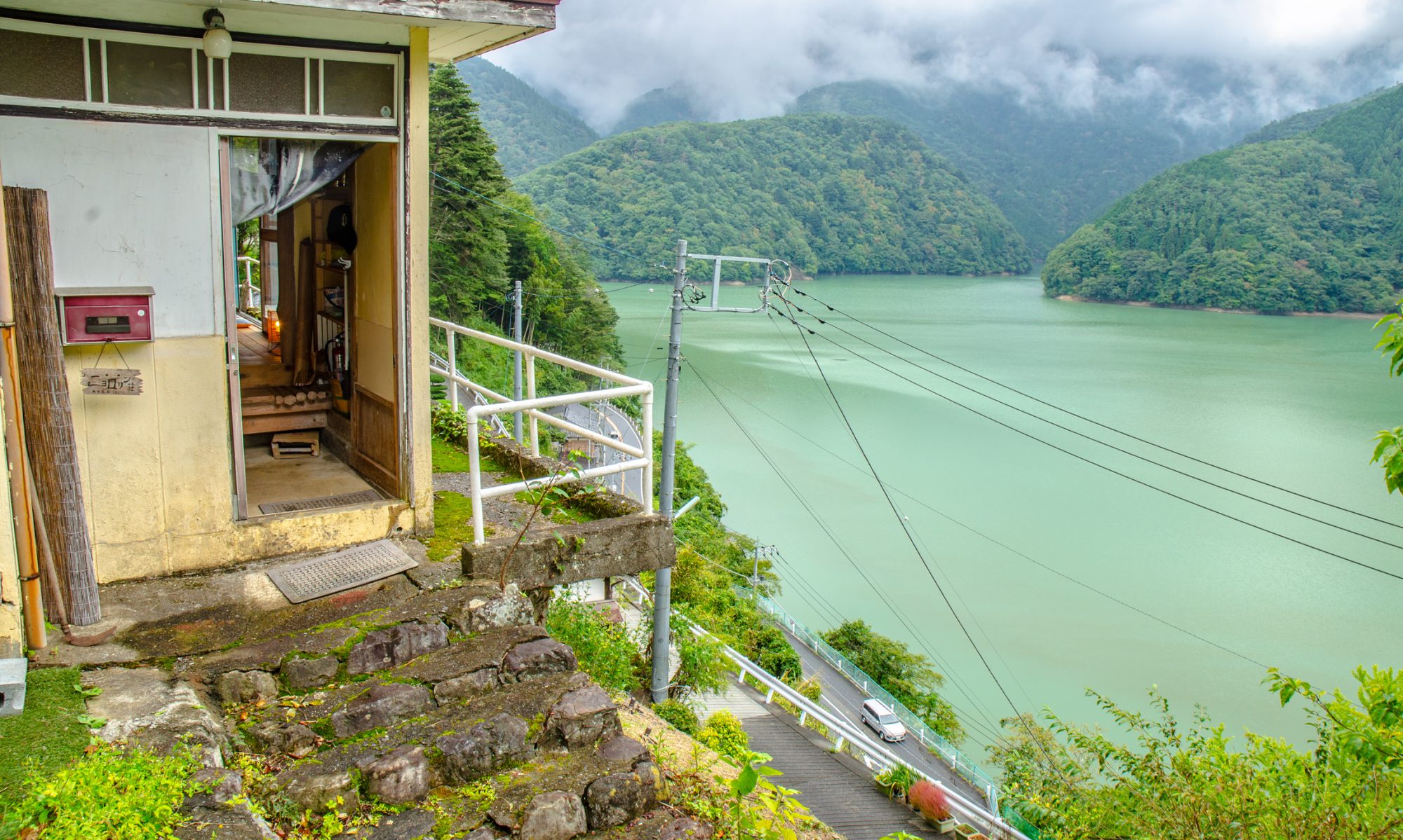 奥多摩 ニョロリン荘 – 奥多摩湖を望める山の休み屋（時間貸家